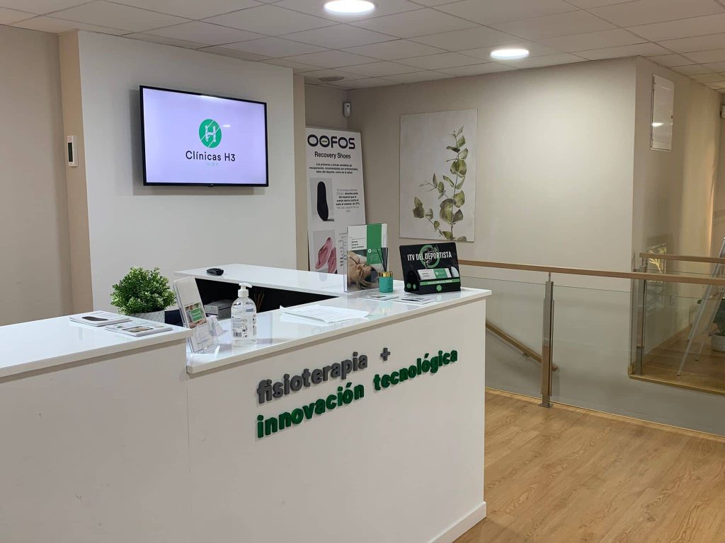 Zona de recepción y sala de espera en Clínica Fisioterapia Alcalá de Henares-H3
